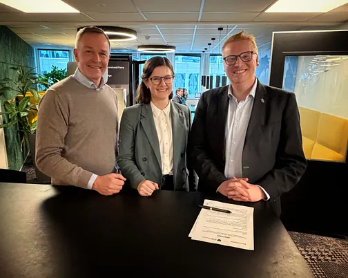 Administrerende direktør Øivind Brevik i Samfunnsbedriftene, daglig leder Tina Melfjord-Piontek og styreleder Fredrik Holm i Norske kjernekraftkommuner (NKK). Foto: Steinar Q. Andersen