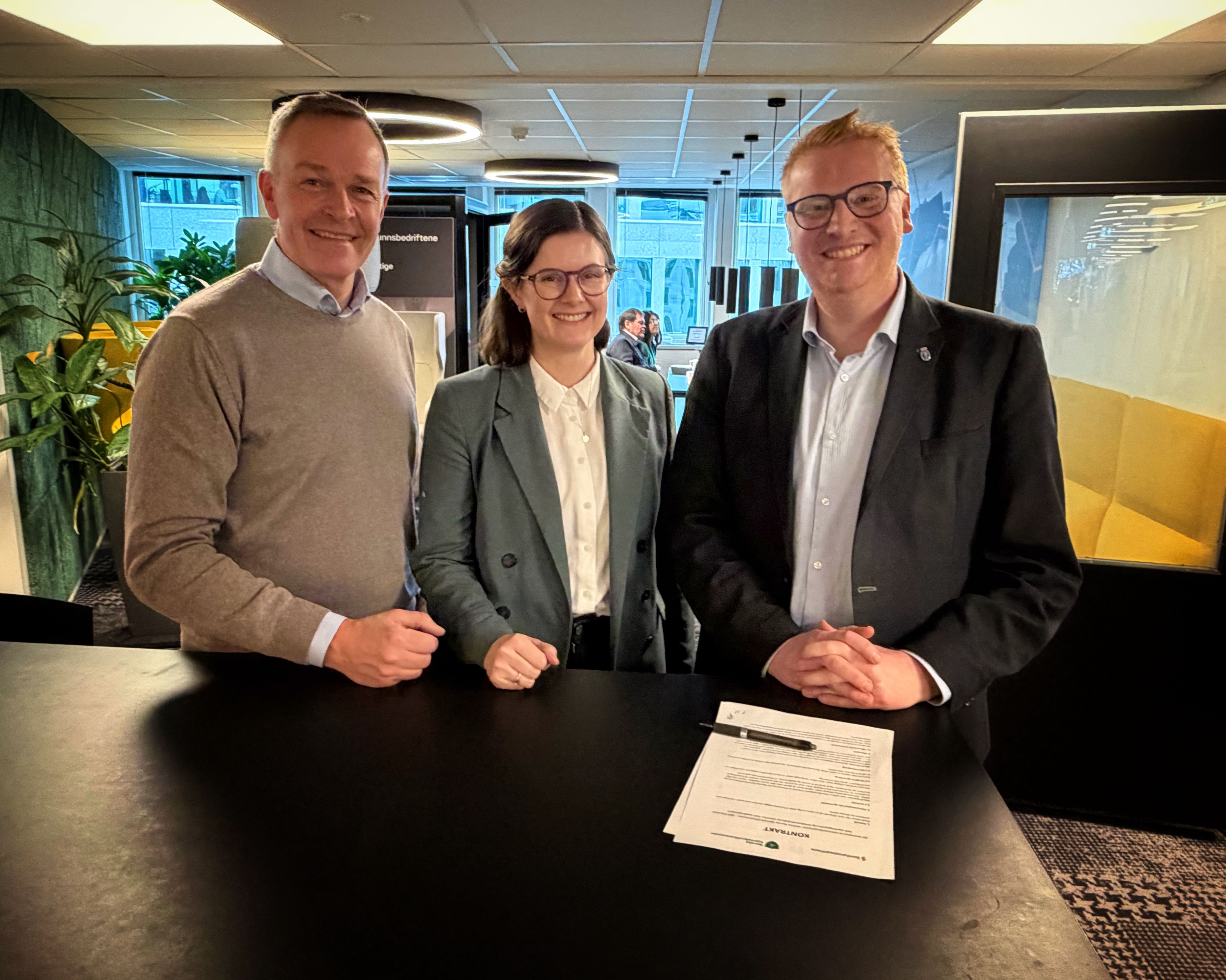 Administrerende direktør Øivind Brevik i Samfunnsbedriftene, daglig leder Tina Melfjord-Piontek og styreleder Fredrik Holm i Norske kjernekraftkommuner (NKK). Foto: Steinar Q. Andersen